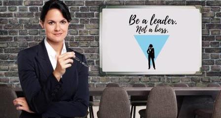 Frau vor Tafel mit der Aufschrift be a leader not a boss