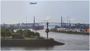 Blick über Hamburg mit Flugzeug im Landeanflug