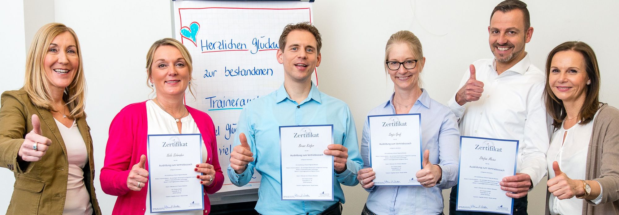 Großes Schmuckbild: Foto mit Angelika Hansen, Beate Denker und 4 Personen,
                                                  die eine Trainerausbildung gemacht haben und ihre neuen Zertifikate zeigen.