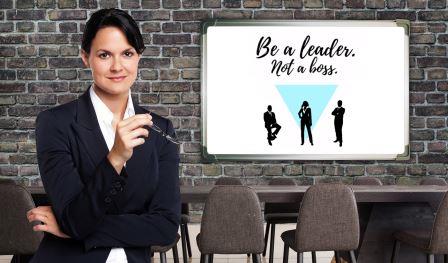 Führungskraft steht vor einer Tafel mit der Aufschrift be a leader not a boss